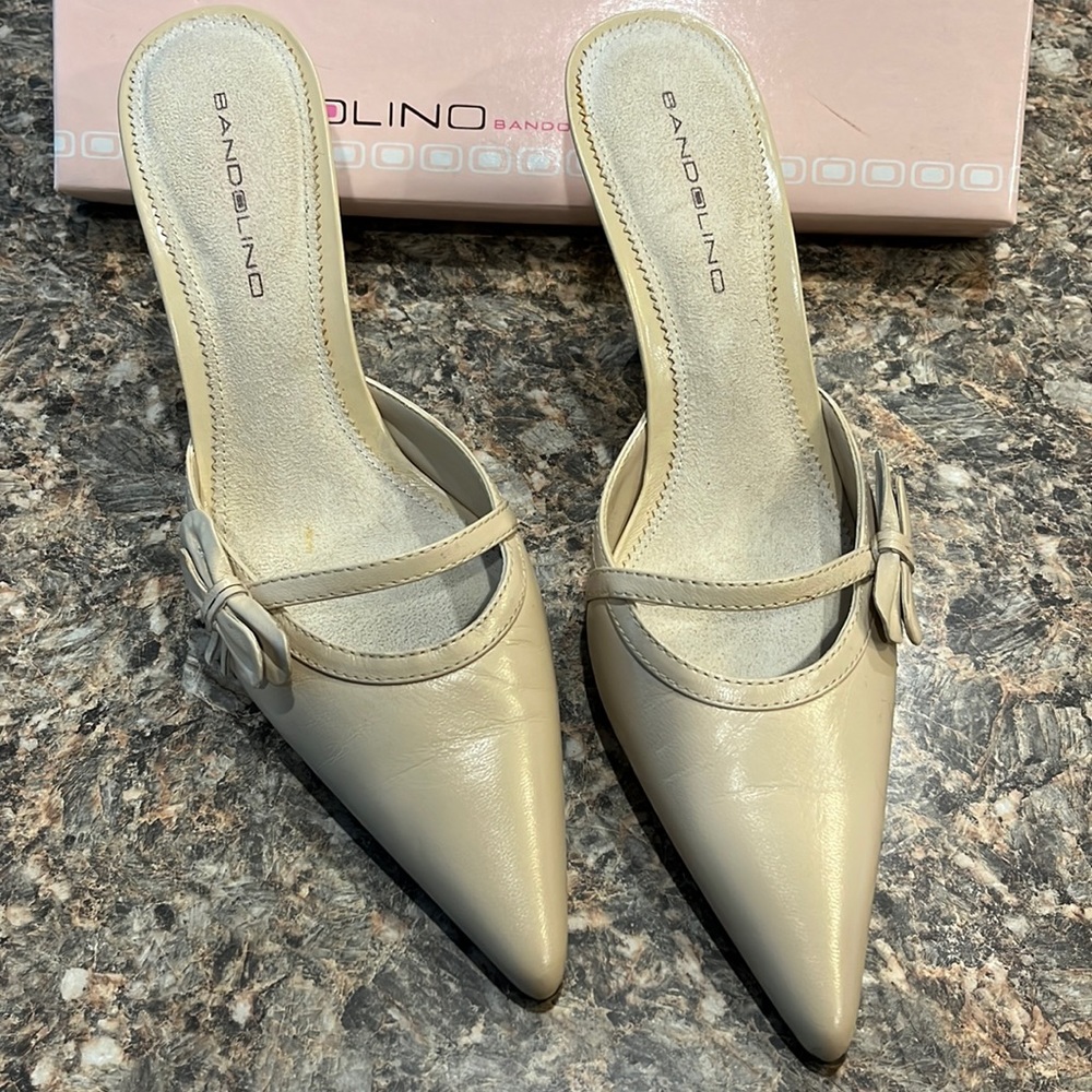 Bandolino 3” ivory leather Heels with bow detail and original box